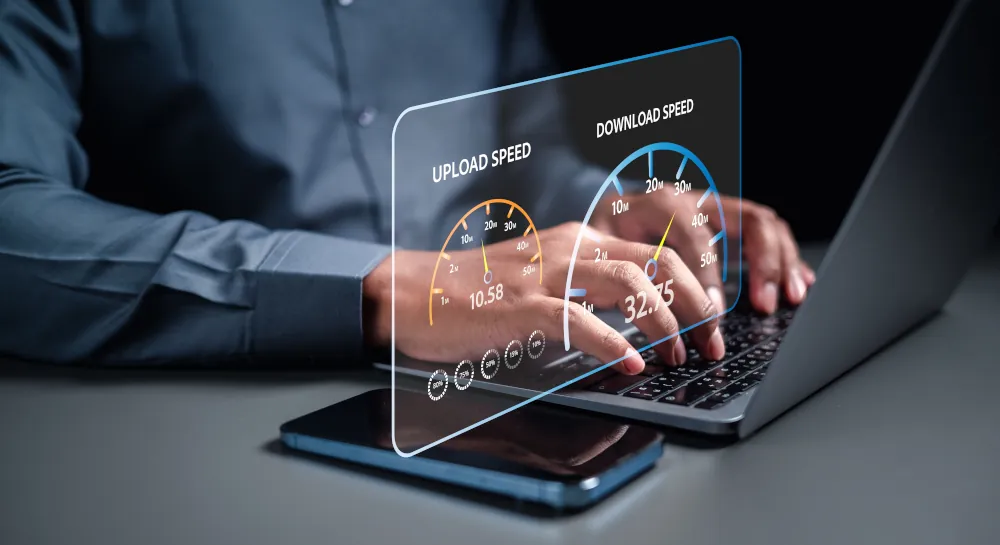 Person som skriver på en laptop